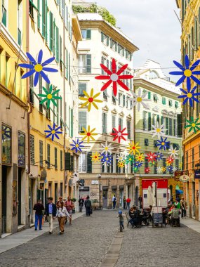 Ceneviz, İtalya - 27 Mayıs 2024 Ceneviz 'deki Garibaldi Caddesi renkli çiçeklerden süslenmiş sokak sanatı örneği