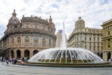 Ceneviz, İtalya - 27 Mayıs 2024: Cenova Meydanı Raffaele de Ferrari, Palazzo della Nuova Borsa Valori, ön plandaki çeşmeler