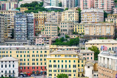 Ceneviz, İtalya - 27 Mayıs 2024: Güzel Cenova panoramik şehir manzarası, tepe tarafında çok katlı tarihi mimari, çok katlı apartmanlar