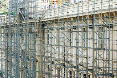 Evin ön cephesinde kolayca monte edilebilen metal boru iskelesi inşaatı