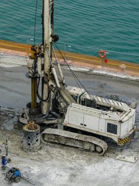 Liman rıhtımına yığın kaplamaları, sondaj kulesi makinesi, liman altyapı güncelleme çalışmaları İtalya 'nın Cenova limanının iskelesinde