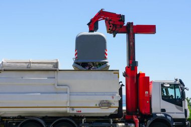 Modern yarı otomatik çöp tenekesini atık araca boşaltma, çöp toplama, çöp konteynırının boşaltılması, çöp toplama makinesi