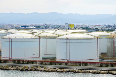Tank çiftliğinde beyaz tanklar, büyük silolar, uzun beyaz metal tanklar, depolama için çoklu çelik tanklar, sıvı depolama tankları