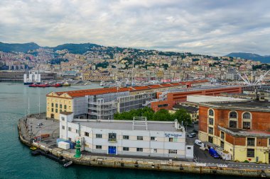 Ceneviz, İtalya - 27 Mayıs 2024: Cenova liman seti manzarası ve tepe tarafında çok katmanlı mimarisi olan panoramik şehir manzarası