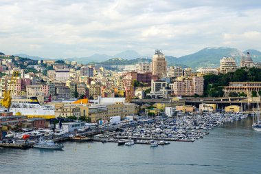 Cenova, İtalya - 27 Mayıs 2024: Cenova panoramik şehir manzarası, eski liman, birçok yatı olan marina, yamaçta çok katlı mimari