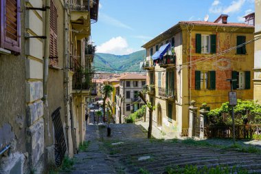 La Spezia, İtalya - 28 Mayıs 2024: La Spezia, güzel İtalya şehir sokak manzarası, yamaçtaki tarihi çok katlı mimari