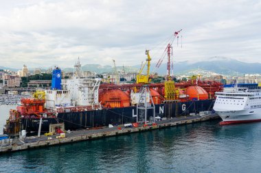 Ceneviz, İtalya - 27 Mayıs 2024: LNG tankeri FSRU Toscana, dünyanın ilk açık denize demirli yüzen, depolama ve yeniden gazlanma ünitesi Ceneviz limanına demir attı