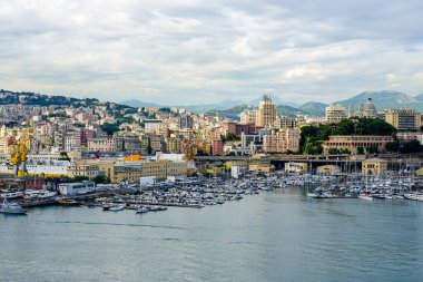 Cenova, İtalya - 27 Mayıs 2024: Cenova panoramik şehir manzarası, eski liman, birçok yatı olan marina, yamaçta çok katlı mimari