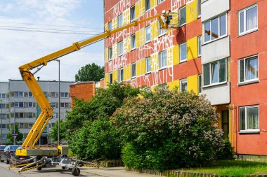 Apartman cephesi bakımı sepet ve hidrolik yan destekli modern oto itişli teleskopik patlama asansörüyle çalışıyor.