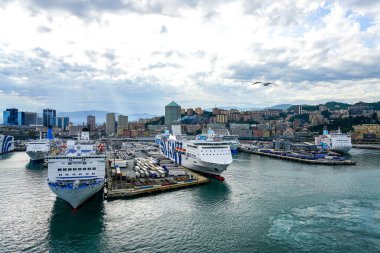 Ceneviz, İtalya - 27 Mayıs 2024: Ceneviz liman iskelesinde çeşitli yolcu ve Ro-Ro kargo feribotları