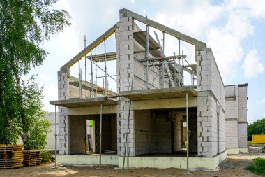 Genişletilmiş kil bloklardan, beton kaplamalı termal yalıtımlı temellere sahip yeni bir konut inşaatı, yeni bir evin çerçevesi