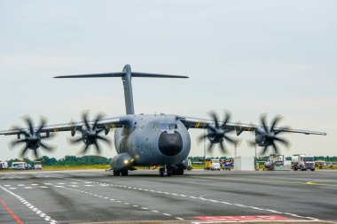 Liepaja, Letonya... 16 Haziran 2024: ZM401 Kraliyet Hava Kuvvetleri Airbus C.1 A400M Atlas, havaalanı pistinde askeri kargo uçağı