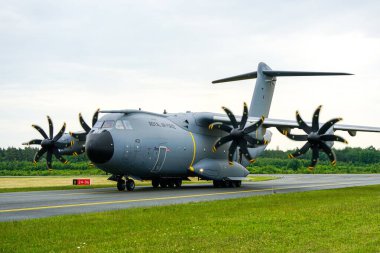 Liepaja, Letonya... 16 Haziran 2024: ZM401 Kraliyet Hava Kuvvetleri Airbus C.1 A400M Atlas, havaalanı pistinde askeri kargo uçağı