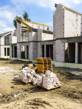 Genişletilmiş kil bloklardan, beton kapaklı ve termal yalıtımlı yeni bir teraslı ev inşaatı