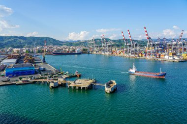 La Spezia, İtalya - 28 Mayıs 2024: Spezia liman sanayi bölgesi, konteynırlar, vinçler, liman rıhtımı ve gemileri