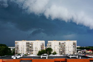 Letonya 'daki Liepaja şehrinde uğursuz kara fırtına bulutları, şehrin üzerinde sağanak fırtınalar, gök gürültülü hava.
