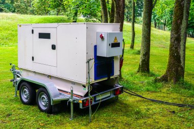 Mobil bir römorkun üzerine büyük bir kiralık dizel jeneratör bağladım. Açık hava güç kaynağı, taşınabilir güç, farklı amaçlar için taşınabilir güç.