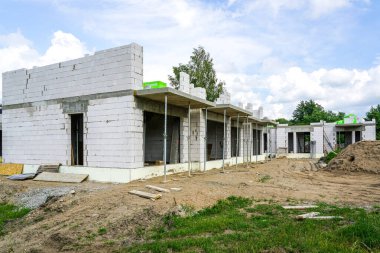 Genişletilmiş kil bloklardan, termal yalıtımlı temellerden, yeni bir evin çerçevesinden inşa edilmiş yeni bir teraslı ev.