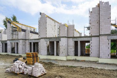 Genişletilmiş kil bloklardan, beton kapaklı ve termal yalıtımlı yeni bir teraslı ev inşaatı