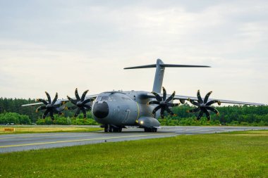 Liepaja, Letonya... 16 Haziran 2024: ZM401 Kraliyet Hava Kuvvetleri Airbus C.1 A400M Atlas, havaalanı pistinde askeri kargo uçağı