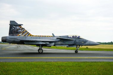 Liepaja, Letonya - 16 Haziran 2024: SAAB JAS-39C Gripen çok delikli savaş uçağı 9244, Çek Hava Kuvvetleri havaalanı pistinden