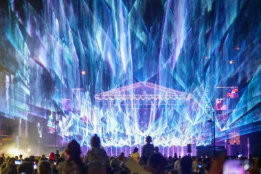 Şehir festivalinde muhteşem bir açık hava lazer gösterisi.