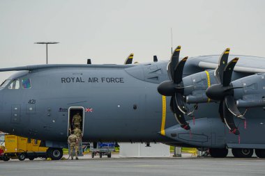 Liepaja, Letonya... 16 Haziran 2024: Mürettebat Kraliyet Hava Kuvvetleri askeri turboprop uçağı C1 A400M Atlas 'a biniyor.