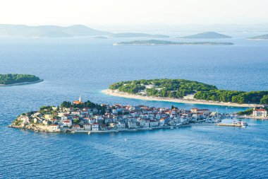 Primosten eski kasaba, güzel Dalmaçya köyü, Adriyatik deniz kıyısındaki ünlü turizm beldesi, hava panoramik manzarası
