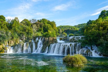 Güzel Krka nehri şelalesi manzarası, Dalmaçya bölgesinde Krka Ulusal Parkı, Hırvatistan, Avrupa