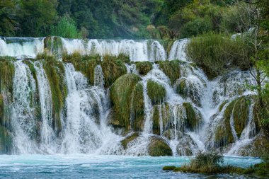 Güzel Krka nehri şelalesi manzarası, Dalmaçya bölgesinde Krka Ulusal Parkı, Hırvatistan, Avrupa