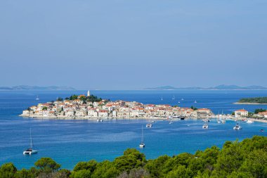 Primosten eski kasaba, güzel Dalmaçya köyü, Adriyatik deniz kıyısındaki ünlü turizm beldesi, panoramik manzara