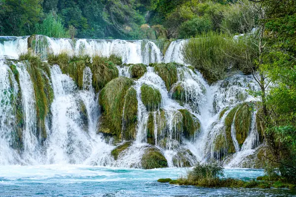 Güzel Krka nehri şelalesi manzarası, Dalmaçya bölgesinde Krka Ulusal Parkı, Hırvatistan, Avrupa