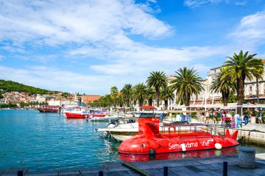 Split, Hırvatistan - 20 Eylül 2024: Split kentinin ufuk çizgisi ve Riva Rıhtımı 'nın manzaralı manzarası, turist eğlencesi için kırmızı yarı deniz altı