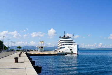 Zadar, Hırvatistan - 23 Eylül 2024: Her şeyi kapsayan lüks yat Zümrüt Azzurra liman yolcu terminaline demir attı