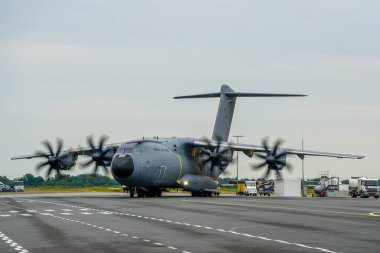 Liepaja, Letonya... 16 Haziran 2024: ZM401 Kraliyet Hava Kuvvetleri Airbus C.1 A400M Atlas, havaalanı pistinde askeri kargo uçağı