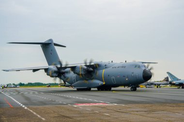 Liepaja, Letonya... 16 Haziran 2024: ZM401 Kraliyet Hava Kuvvetleri Airbus C.1 A400M Atlas, havaalanı pistinde askeri kargo uçağı