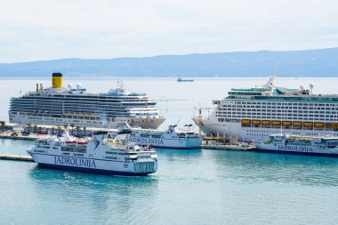 Split, Hırvatistan - 20 Eylül 2024: Split limanı yolcu terminalinde seyahat gemileri Costa Deliziosa ve Deniz Kaşifi, Jadrolinija feribot