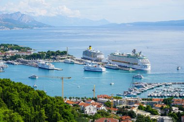 Split, Hırvatistan - 20 Eylül 2024: Split limanının yolcu gemileri ve yolcu feribotları, Adriyatik ve dağ arkaplanlı güzel hava manzarası