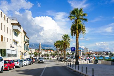 Split, Hırvatistan - 20 Eylül 2024: Saint Domnius Katedrali 'nin eski Riva liman kenti ve çan kulesi manzarası