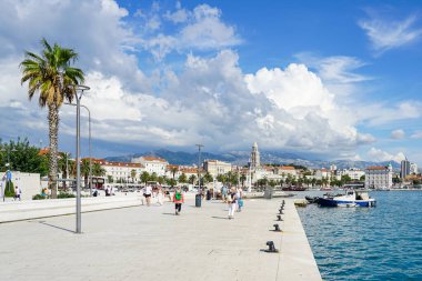 Split, Hırvatistan - 20 Eylül 2024: Saint Domnius Katedrali 'nin eski Riva liman kenti ve çan kulesi manzarası