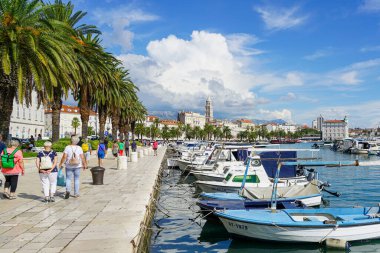 Split, Hırvatistan - 20 Eylül 2024: Saint Domnius Katedrali 'nin eski Riva liman kenti ve çan kulesi manzarası