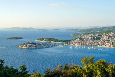 Adriyatik kıyı şeridinin güzel panoramik hava manzarası ve Hırvatistan 'ın marinalı Primosten eski kenti