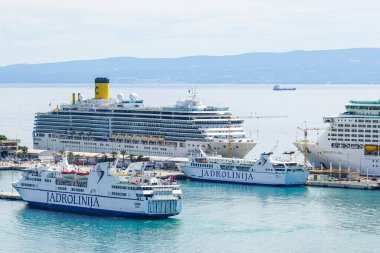 Split, Hırvatistan - 20 Eylül 2024: Split limanı yolcu terminalinde seyahat gemileri Costa Deliziosa ve Deniz Kaşifi, Jadrolinija feribot