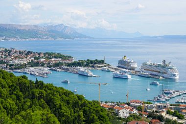 Split, Hırvatistan - 20 Eylül 2024: Split limanının yolcu gemileri ve yolcu feribotları, Adriyatik ve dağ arkaplanlı güzel hava manzarası