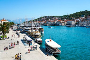 Trogir, Hırvatistan - 21 Eylül 2024: Turist zevki büyük ölçekli lüks motorlu yatlar Trogir gezinti güvertesi, manzaralı eski kasaba manzarası