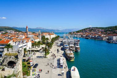 Trogir, Hırvatistan - 21 Eylül 2024: Kamerlengo Kalesi 'nden Trogir manzaralı eski kasaba manzarası, gezinti iskelesinde büyük ölçekli lüks motorlu yatlar demirledi