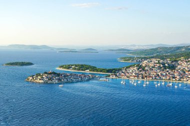 Adriyatik kıyı şeridinin güzel panoramik hava manzarası ve Hırvatistan 'ın marinalı Primosten eski kenti