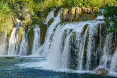 Güzel manzaralı Krka nehri şelalesi manzarası, Dalmaçya bölgesinde Krka Ulusal Parkı, Hırvatistan ve Avrupa