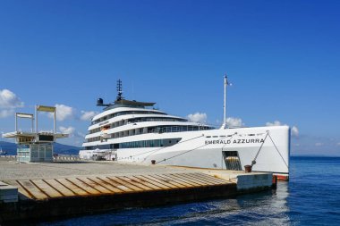 Zadar, Hırvatistan - 23 Eylül 2024: Her şeyi kapsayan lüks yat Zümrüt Azzurra liman yolcu terminaline demir attı