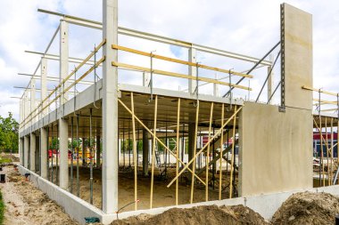 Yeni modern güçlendirilmiş beton ve metal yapı iskeleti şantiyesi